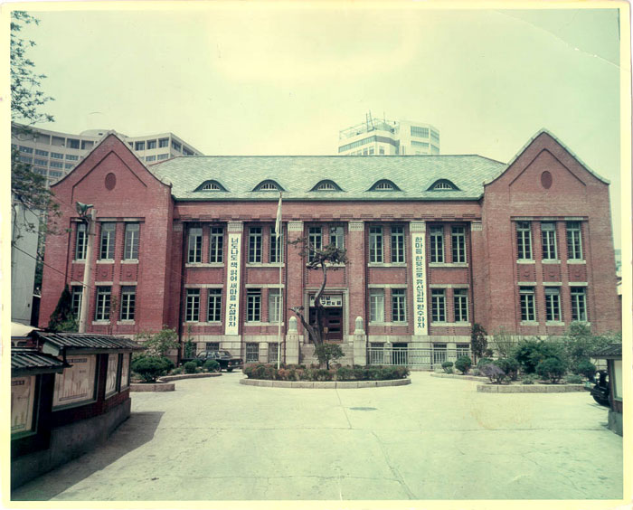 The National Library of Korea first opened in Sogong-dong in Jung-gu, central Seoul, in October 1945.