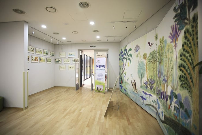 The Dobong Miracle Library has exhibition rooms and space for special activities where children can boost their creativity and participate in various library programs.