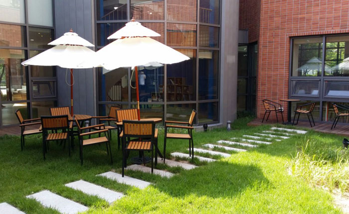 In the garden, visitors can read books while sitting on a bench or take a rest with their family members or friends.