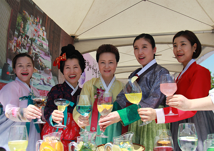 The 2016 Korean Traditional Liquor & Food Festival was held at the Namsangol Hanok Village in Jung-gu District, Seoul, on May 19. Yoon Sook-ja (center), chairperson of the Korean Food Foundation and main organizer of the event, introduces traditional liquor at the festival. Visitors were able to taste some modern cocktails that used traditional liquors and sample some of the best pairings between traditional foods and traditional liquors.