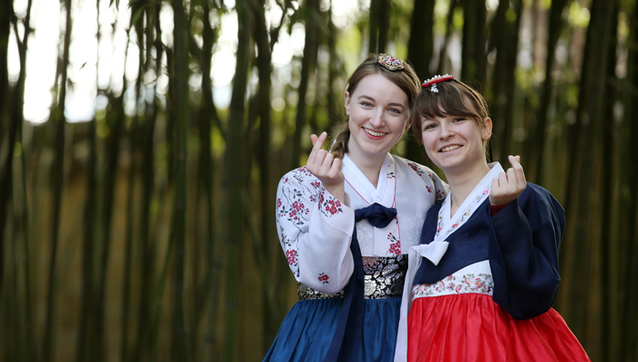 Korea.net Honorary Reporters Lisa Scheidig (right) and Elena Kubitzki (left) pose for a photo in Jeonju, Jeollabuk-do Province (North Jeolla Province), on Dec. 12. Kubitzki and Scheidig know each other from school in Berlin. They're both students studying Korean Studies at the Free University. However, they didn't know that they would meet in Jeonju. They exchanged numbers and addressed each other as <i>seonbae</i> and <i>hubae</i> in Korean, meaning senior and junior, as is appropriate for the Korean text.