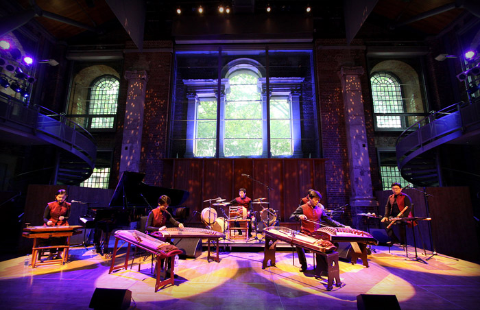  Ensemble Sinawi performs at the City of London Festival. The fusion band reinterprets traditional Korean music into modern pieces. (photo courtesy of AtoBiz) 
