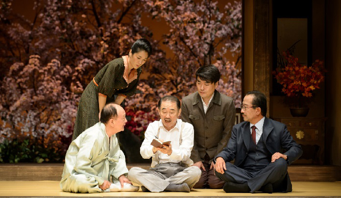 A scene from the play “Lord Lee Joongsaeng, Alive,” in which the Lee Joong-saeng family helps Lee to fake his own death, creating a fake will, to help him get away with tax evasion and breach of duty. 
