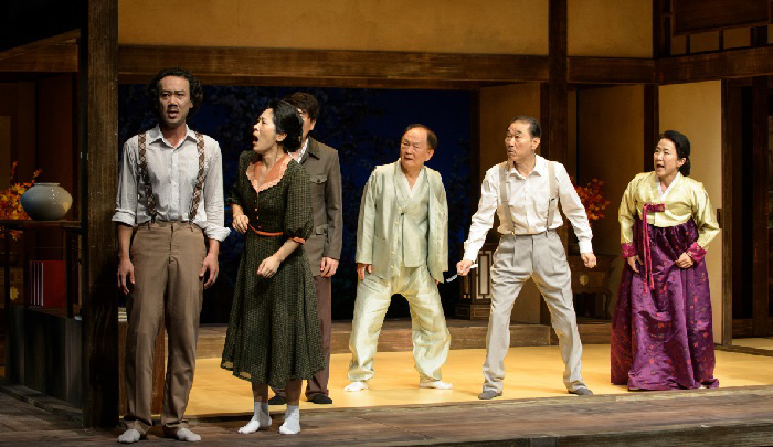 A scene from the play “Lord Lee Joongsaeng, Alive” shows Lee Joong-saeng's family in discord as he tries to divvy up his wealth. 