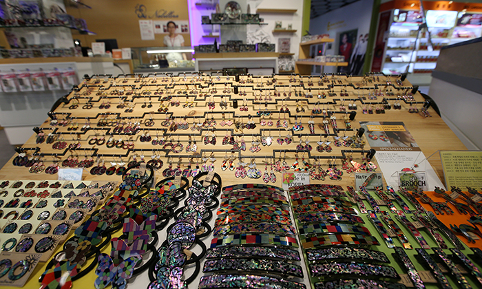 Nabillera, a mother-of-pearl craft shop on the sixth floor of the shopping mall LOTTE FITIN in Dongdaemun welcomes the visiting Chinese First Lady Peng Liyuan on July 3. (photo: Jeon Han)