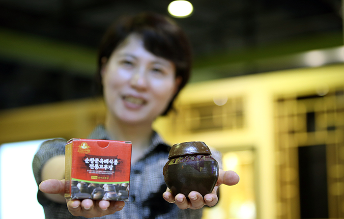 The manager at the traditional Korean food shop “Gallery Tong” holds out a jar of gochujang, the one that visiting Chinese First Lady Peng Liyuan purchased on July 3. (photo: Jeon Han)