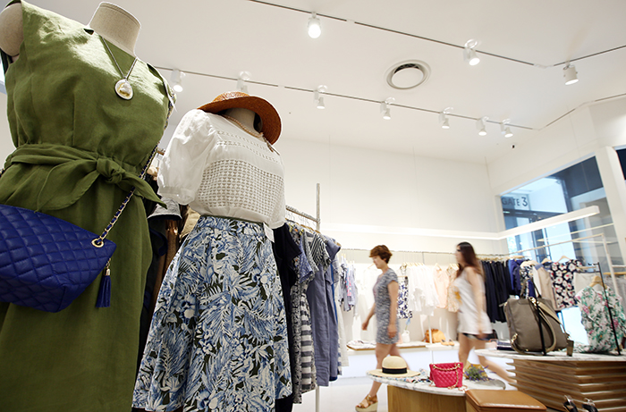 Shopping at the Dongdaemun district in central Seoul is on the “must-do” list for foreign tourists. (photo: Jeon Han)
