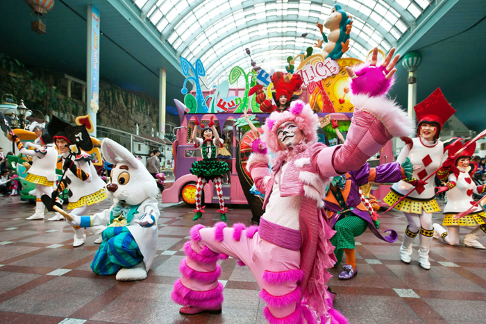 Performers march in a parade at Lotte World. (photo courtesy of Lotte World)