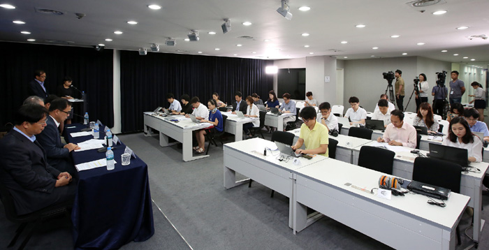 Government representatives speak during a press briefing in Seoul on July 23. They explained how Korea is in the final stages of handling the few MERS cases that remain.