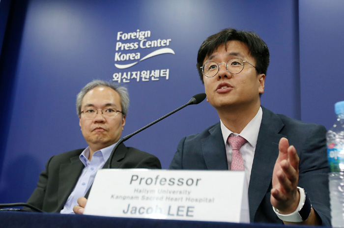 Jacob Lee of the Kangnam Sacred Heart Hospital (right) explains the timing of an official declaration of an end to MERS.