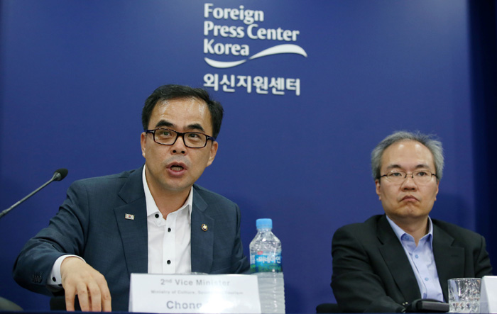Second Vice Minister Kim Chong (left) of the Ministry of Culture, Sports, and Tourism announces the government's future plans to handle epidemics, while saying that Korea is close to the final stages of the MERS outbreak.
