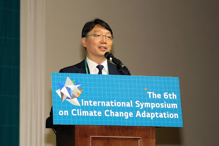 The Director of the Ministry of Environment Hong Jeong-Seop introduces Korea’s climate change adaptation policies at the International Symposium on Climate Change Adaption on July 8. (photo courtesy of the Ministry of Environment)