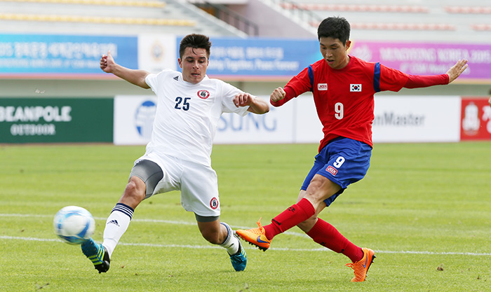 ‘2015 경북문경 세계군인체육대회’ 축구 남자 A조 한국과 미국의 예선전이 30일 문경시민운동장에서 열렸다. 한국은 예선 첫 경기를 7-0으로 승리했다. 사진은 한국의 이승기가 팀의 6번째 득점을 올리는 모습. 