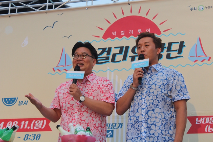 Professor Seo Kyoung-duk of Sungshin Women’s University and comedian Jeong Jun-ha open the event. (photo: Ygeneration)