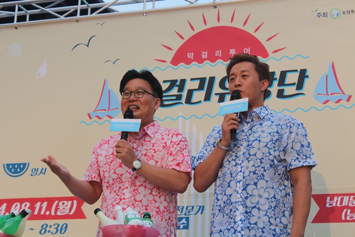 Professor Seo Kyoung-duk of Sungshin Women’s University and comedian Jeong Jun-ha open the event. (photo: Ygeneration)