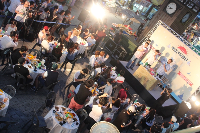 Participants at the "Makgeolli Wanderers" event. (photo: Ygeneration) 