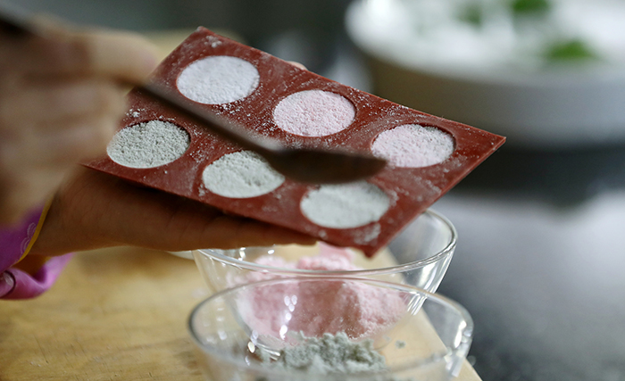 Put each of the three color powders in layers into a round mold, add the lemon jam and fill the rest with rice powder. You can also use small paper cups as molds.