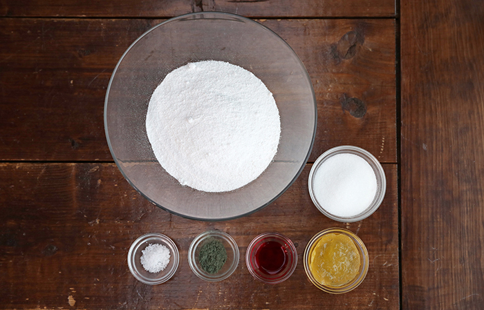Marble rice cake is made from a new recipe that combines the existing rainbow-colored rice cake with fruit jam, so that one can taste the harmony of rice cake and the sweet filling together in one bite.