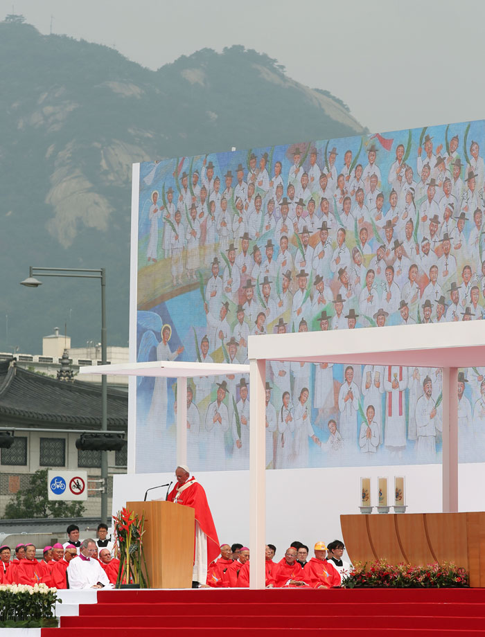 Pope Francis presides over the beatification ceremony in front of the portrait of 124 martyrs. (photo: Jeon Han)