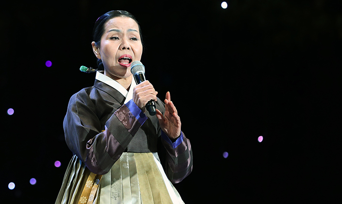 Singer Lee Chun-hee sings "Arirang" at a concert held at Cheong Wa Dae on October 27 last year. (photo: Jeon Han)