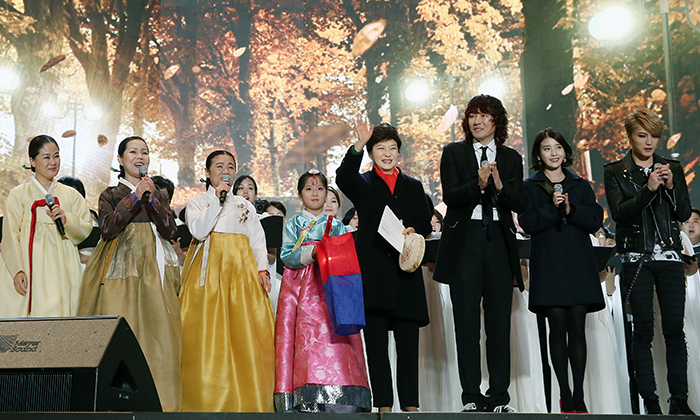 Master singer Lee Chun-hee (second from left) sings "Arirang" together with President Park Geun-hye (fourth from right) and other performers during a special concert held at Cheong Wa Dae on October 27 last year. (photo: Jeon Han)