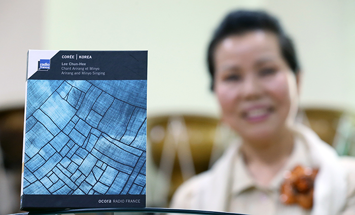 지Pictured is the “Arirang and Minyo Singing” album for which master singer Lee Chun-hee won the famed Deutschen Schallplattenkritik award on May 15. (photo: Jeon Han)