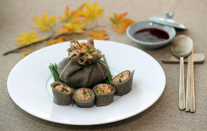 Potato and buckwheat, local produce of the Gangwon-do region, are two of the main ingredients in potato bibimbap in buckwheat wraps. This dish great for vegetarians.