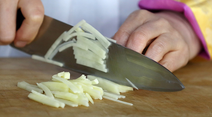 Cut the potato into thin pieces. Add salt to the potatoes, carrots and cucumber slices and stir-fry it all altogether for about 30 seconds to 1 minute. Make sure to stir-fry it only for a really short time over high heat in order to maintain the texture and the vivid color of each individual ingredient.