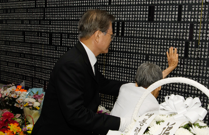 President Moon Jae-in on June 6 consoles a woman identified only as Mrs. Kim, 93, at Memorial Tablet Enshrinement Hall inside Hyeonchungtap Memorial Tower of Seoul National Cemetery. Her husband was a student who was killed while serving in the Korean War.
