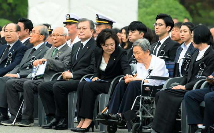 First lady Kim Jung-sook (fifth from left) on June 6 consoles Kim Cha-hee whose husband was killed while serving in the Korean War.