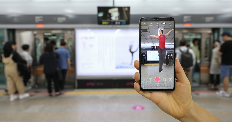 "Listen to the Dance" by Shin Je-hyeon can be seen if a smartphone is directed toward an image next to a platform screen door at Gongdeok Station on Seoul