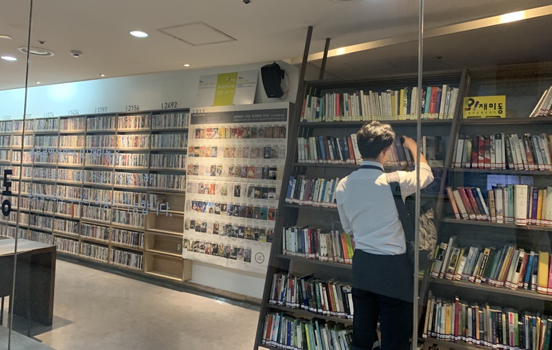 A commuter browses the DVDs at Chungmuro Visuals Center O-Zemidong (Chungmuro Visuals Center O-Zemidong)