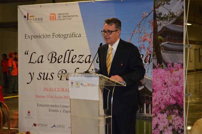  Korean Ambassador to Mexico Hong Seong-hoa (top) and Jose Alfonso Suárez del Real, a member of the Democratic Revolutionary Party, make congratulatory remarks. (photos: Korean Cultural Center in Mexico) 