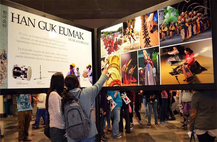  Residents of Mexico City appreciate the photographs of traditional Korean palaces and musical performances at the Ermita and Zapata subway stations. (photos: Korean Cultural Center in Mexico) 