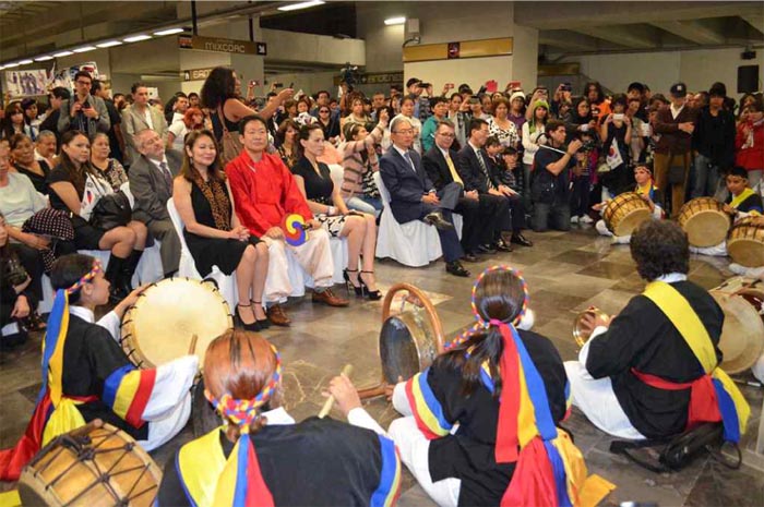  Residents of Mexico City and government officials enjoy a <i>samulnori</i> performance, percussion music played by a drum quartet, in a subway station in Mexico City. (photo: Korean Cultural Center in Mexico) 