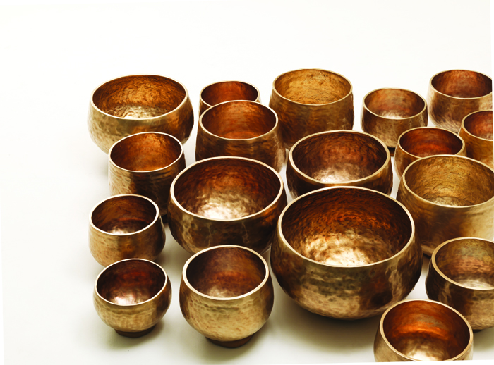 (Top) "Hansan Ramie Patchwork Wrapper" is made by nine craftsmen, including Hwang Gil-nam. (Bottom) The "<i>Bangjja</i> Meditation Bowl Bells" were crafted by Lee Bong-ju. (photos courtesy of the Korea Craft and Design Foundation) 