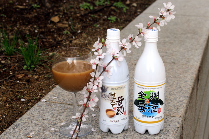 Moju is made from a range of Oriental medicines and <i>makgeoli</i>, traditional Korean rice beer. To make the drink, all ingredients are mixed together and brought to a boil for many hours. It is good for preventing colds, especially in the winter. The above photos are of Jeonju moju from the Cheonnyeon Juga brewery.
