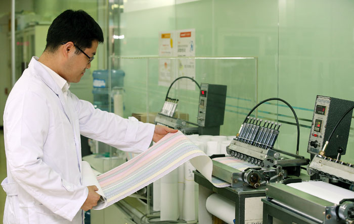 A researcher checks the durability of the ballpoint pens.