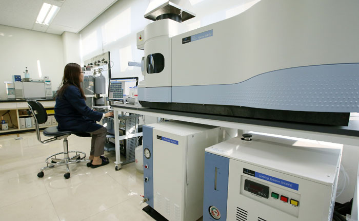 A researcher checks the components in the ink used in Monami products. The machine examines whether the ingredients in the ink contain any heavy metals. In this room, high-tech machines like the phthalate testing machine are used to check whether the ingredients in the ink contain anything environmentally harmful.