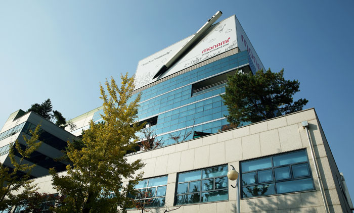 The headquarters of Monami is in Suji-gu (District) in Yongin, Gyeonggi-do (Gyeonggi Province). A giant replica of the Monami 153 ballpoint pen stands atop the building.