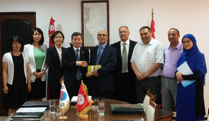 The Korea Forest Service delegation visits a cork oak tree forest in Tunisia. (photo: courtesy of the Korea Forest Service) 