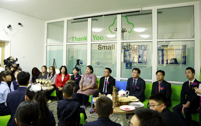 Representatives of Mongolian educational authorities, Dornogobi Province and the school itself discuss how to boost exchanges between Korea and Mongolia. The discussion is part of the opening ceremony for the Thank You Small Libraries book center at Secondary School No.5 in Sainshand, Dornogobi Province, on Oct. 28.