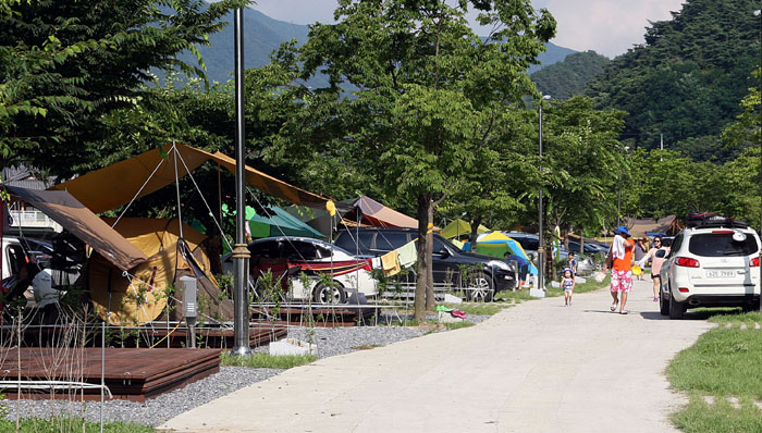 Backed by the outdoor culture, more Koreans enjoy camping. (photo: Yonhap News)