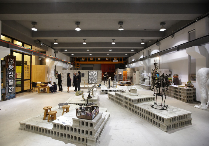 The Seoul Art Space Mullae hosts various exhibitions and performances in its exhibition space.