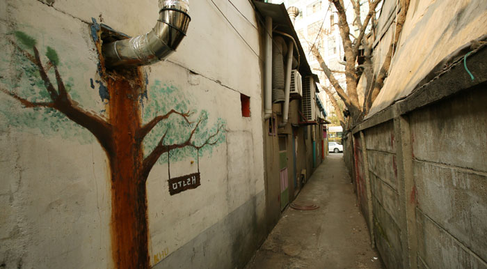Wall paintings, like the above, can be found along the ironworks street in Mullae-dong.