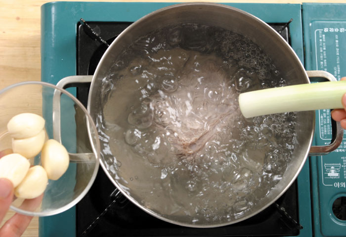 Boil the water and the beef in a pot over high for about 10 minutes. Lower the heat to medium and let it simmer for one hour. Add the fragrant seasoning and boil it all together over low for 30 minutes.