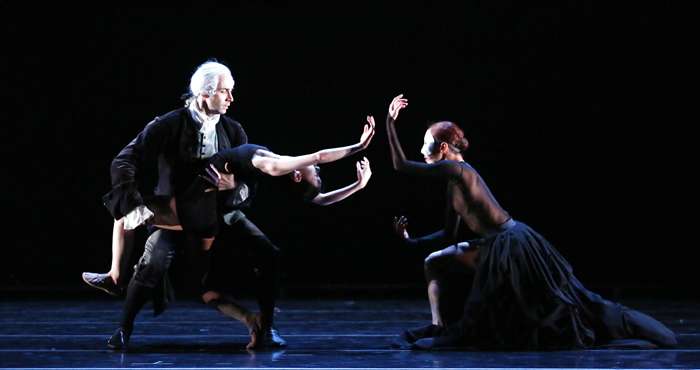 A scene from “Multiplicity, Forms of Silence and Emptiness,” presented by Universal Ballet. (photo courtesy of Universal Ballet)