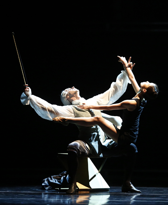 Dancers from Universal Ballet personify Bach’s music with their flexible and creative dance moves. (photo courtesy of Universal Ballet)