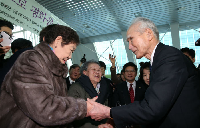 Former Japanese Prime Minister Tomiichi Murayama (right) meets with surviving victims who were abducted by the Japanese military and forced into sexual slavery during the Second World War, in Seoul on February 13. (photo: Yonhap News)