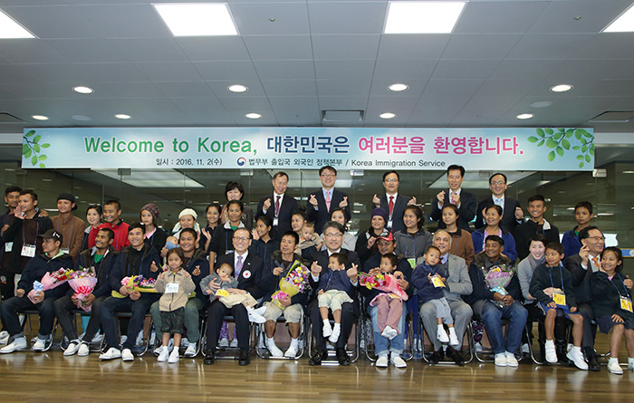 Refugees from Myanmar and staff of the Korean Immigration Service pose for a group photo during the welcoming ceremony for them at Incheon International Airport on Nov. 2.